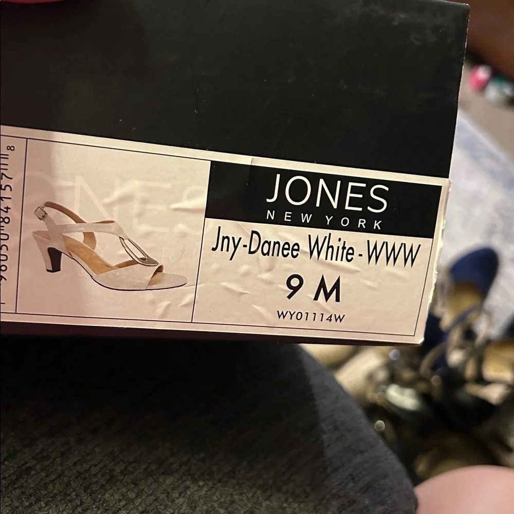 Jones New York Elegant White Sandals with Silver Accent - Picture 14 of 14